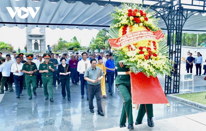 Thủ tướng Phạm Minh Chính và Đoàn công tác viếng các anh hùng liệt sĩ tại Nghĩa trang Quốc gia Đường 9.