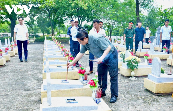 Thủ tướng Phạm Minh Chính thắp hương tại các phần mộ ở nghĩa trang.