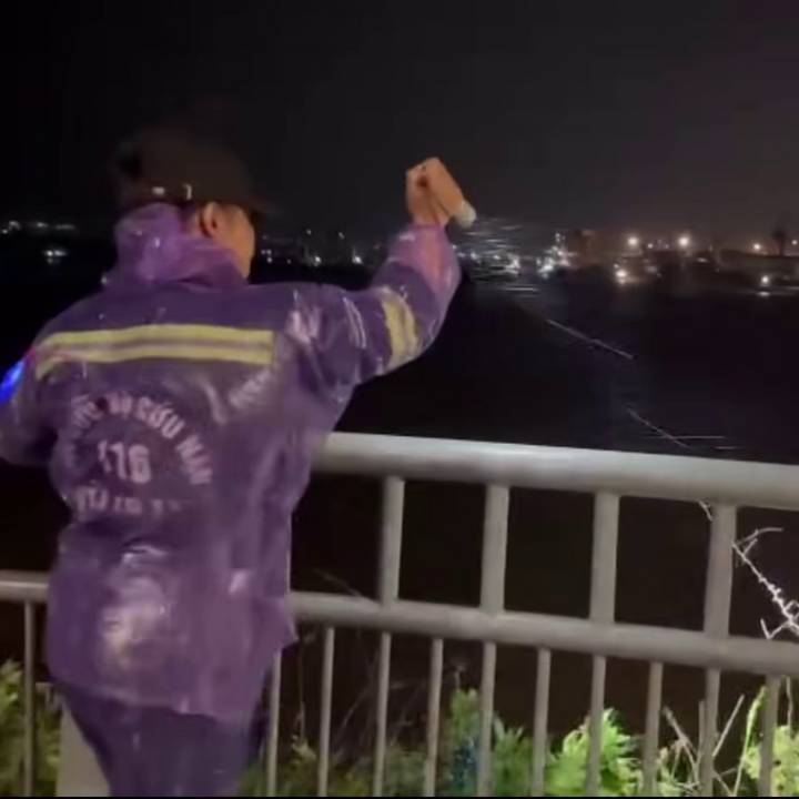 Hành trình tìm kiếm nạn nhân vụ chìm tàu trên Vịnh Hạ Long- Ảnh 2. Hành trình tìm kiếm nạn nhân vụ chìm tàu trên Vịnh Hạ Long- Ảnh 2.