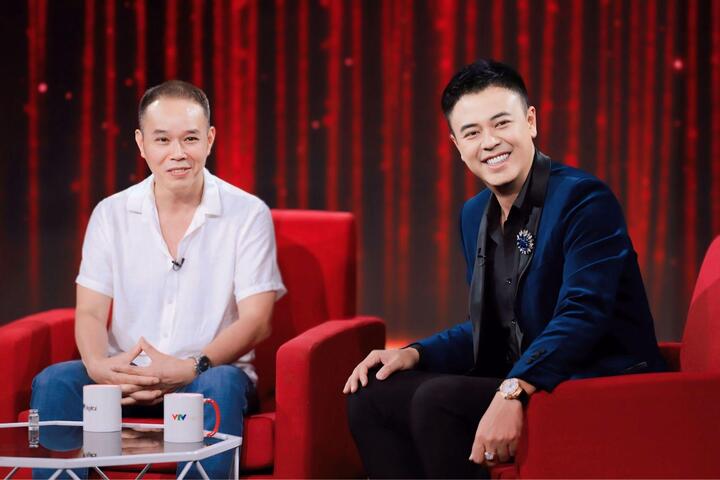 Diễn viên Tuấn Tú và đạo diễn Bùi Tuấn Dũng xem lại những thức phim kỷ niệm.