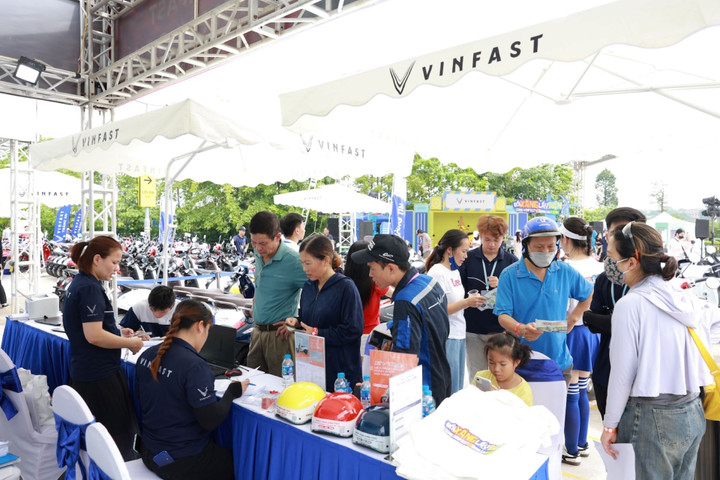 Khu vực đăng ký trải nghiệm xe máy điện luôn tấp nập khách hàng.