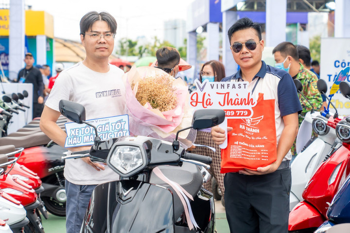 Nhiều khách hàng chốt lấy xe điện ngay tại sự kiện đã nhận được quà tặng từ đại lý.