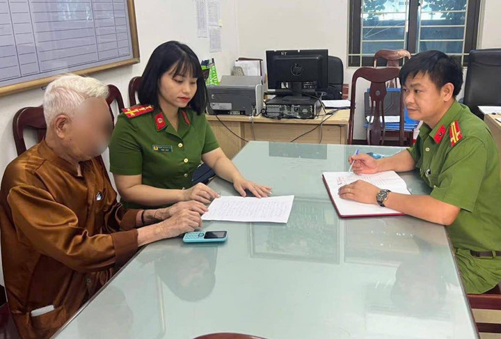 Cán bộ Công an phường Nông Trang động viên, giải thích với ông H. (Ảnh: Công an tỉnh Phú Thọ)