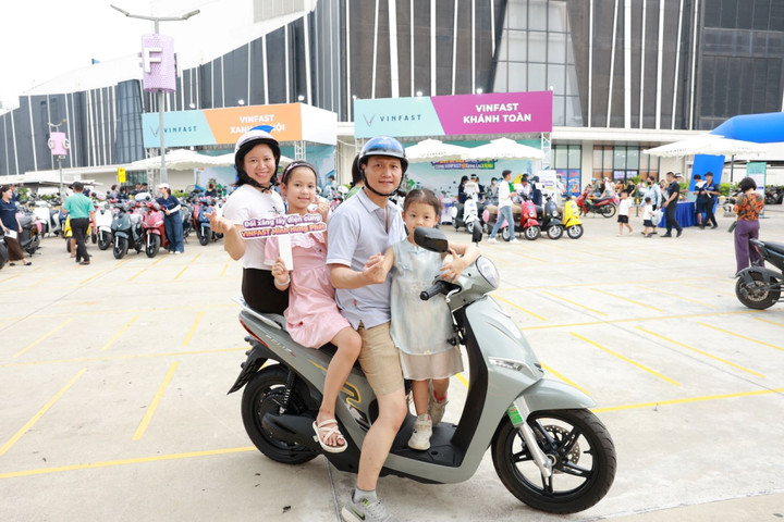 Nhiều khách hàng đã quyết định lên đời xe điện ngay tại sự kiện.