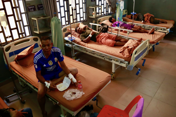 Nhiều người dân Campuchia bị thương trong cuộc giao tranh cũng đang được điều trị tại cơ sở y tế gần biên giới với Thái Lan nằm ở tỉnh Oddar Meanchey. (Ảnh: EPA)