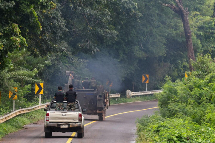 Các phương tiện quân sự được nhìn thấy tại tỉnh Sisaket, Thái Lan. (Ảnh: Reuters)