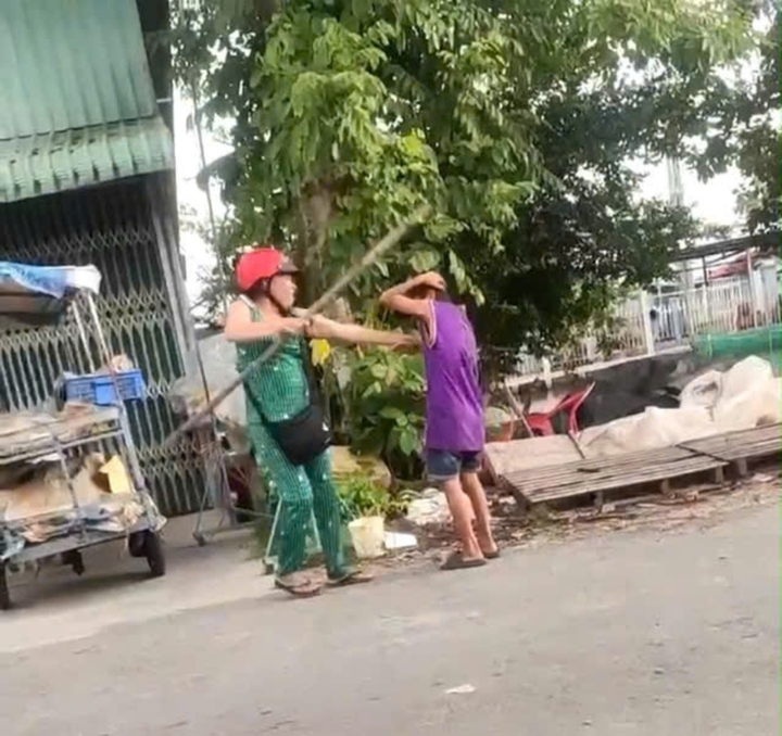 Phẫn nộ cảnh cô ruột đánh cháu dã man vì bán không hết vé số Phẫn nộ cảnh cô ruột đánh cháu dã man vì bán không hết vé số