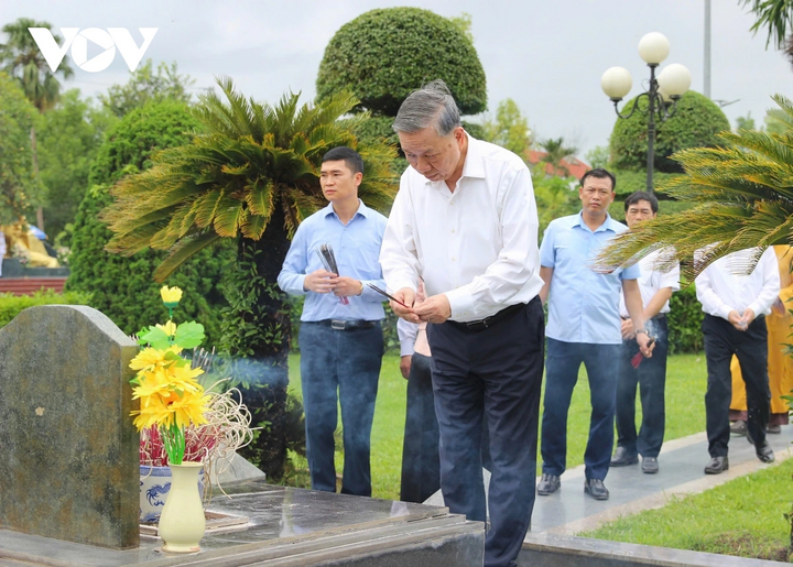 Tổng Bí thư Tô Lâm dâng hương tưởng niệm các Anh hùng, Liệt sĩ tại Điện Biên.