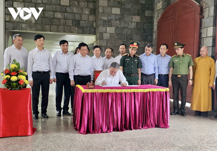 Tổng Bí thư Tô Lâm ghi Sổ lưu niệm xúc động bày tỏ, đóng góp xương máu của các anh hùng, liệt sỹ và nhân dân đã góp phần quyết thắng Điện Biên Phủ.