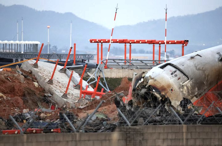 Hiện trường vụ tai nạn máy bay khiến 179 người thiệt mạng. (Ảnh: Reuters)