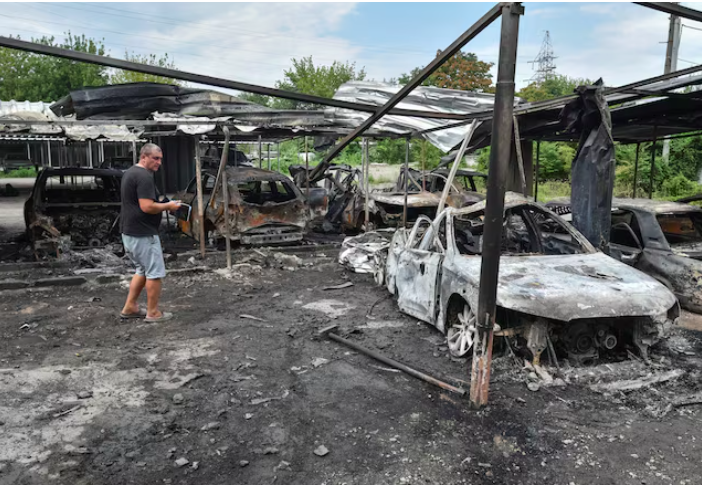 Hiện trường cuộc tấn công bằng máy bay không người lái của Nga vào Dnipro, Ukraine ngày 26/7. (Ảnh: Reuters)