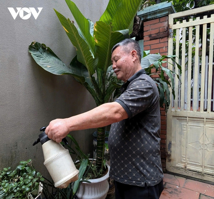 Mặc dù chỉ còn cánh tay trái nhưng những lúc rảnh rỗi, ông vẫn phụ vợ làm một số việc nhà.