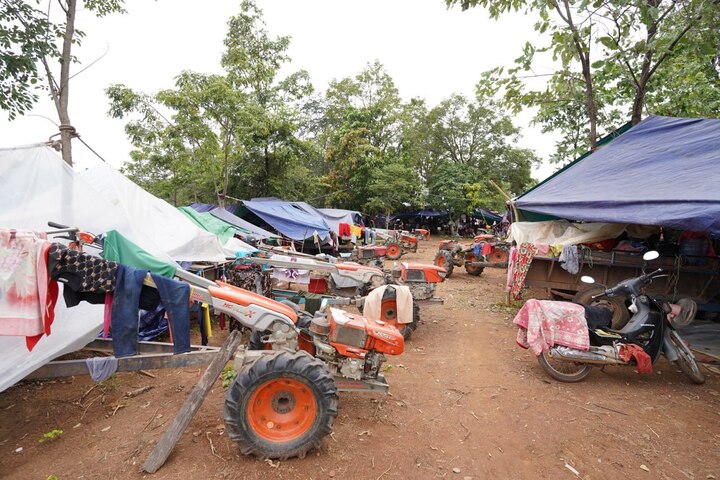 Người dân phải dựng các khu lều tạm bợ và sử dụng nhiều loại phương tiện dùng trong sản xuất hàng ngày để phơi đồ quần áo. (Ảnh: Khmer Times)