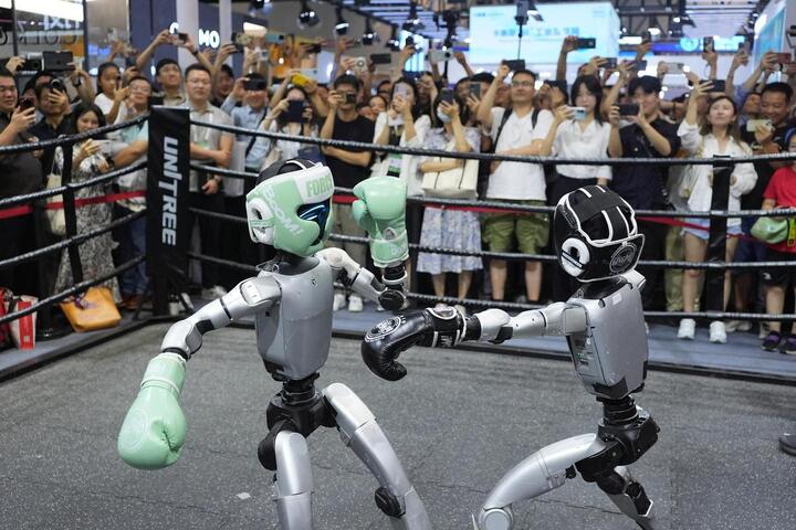 Les robots et autres produits de pointe étaient à l'honneur lors de la journée d'ouverture de la Conférence mondiale sur l'intelligence artificielle 2025 à Shanghai. (Source : Chinadaily)
