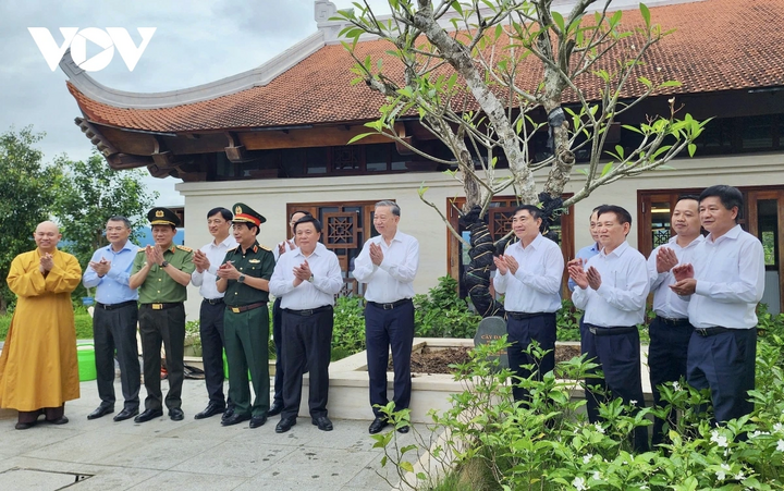 Tổng Bí thư Tô Lâm dâng hương tưởng niệm các anh hùng, liệt sỹ tại Điện Biên - 4