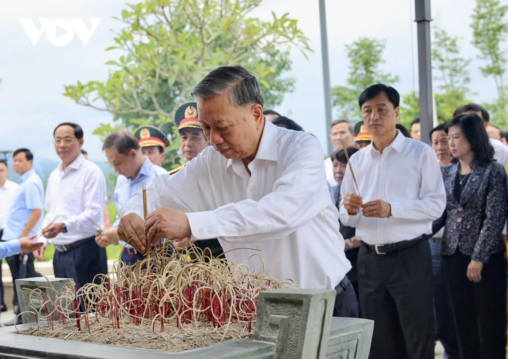 Tổng Bí thư Tô Lâm dâng hương tưởng niệm các anh hùng, liệt sỹ tại Điện Biên - 3