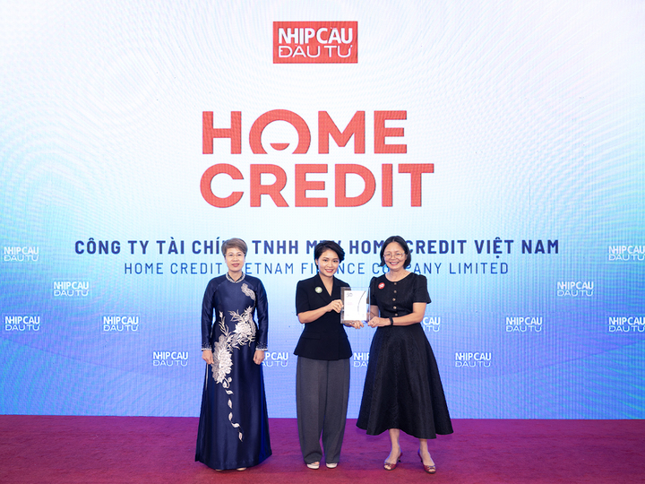 Đại diện Home Credit (giữa) nhận giải thưởng Top 50 Doanh nghiệp Phát triển Bền vững Việt Nam.