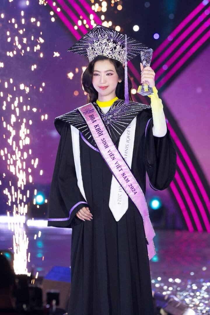 Vượt qua 38 thí sinh, Đặng Quỳnh Anh đến từ Trường đại học Y Hà Nội vừa giành được ngôi vị Hoa khôi Sinh viên Việt Nam 2024.