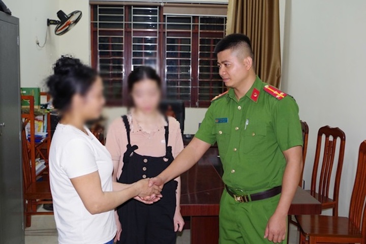 Công an phường Duy Tân giải cứu thành công chị L.T.T (đứng giữa).