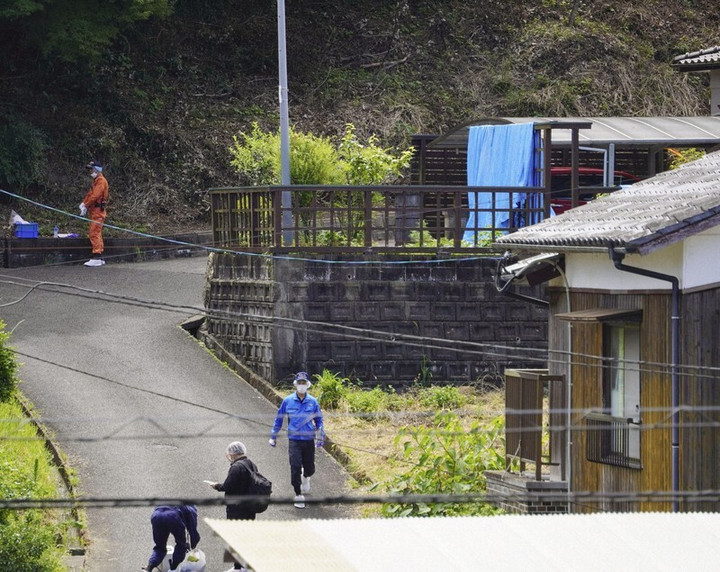 Các nhà điều tra đang khám nghiệm khu vực gần hiện trường. (Ảnh: Kyodo)