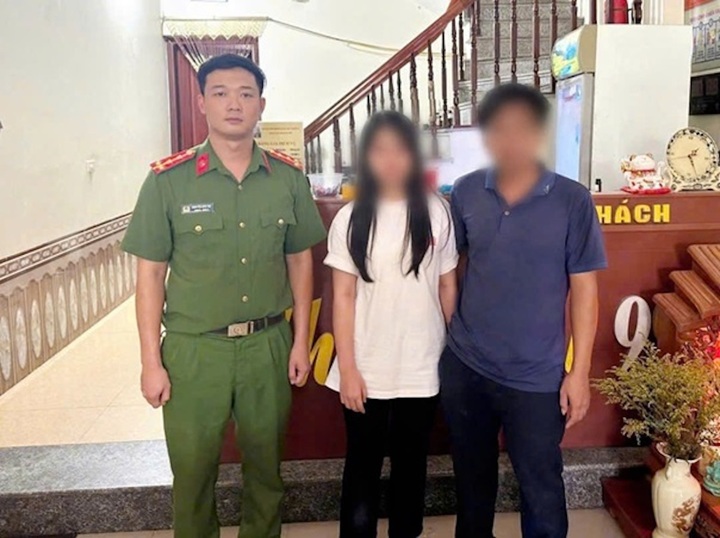 Công an phường Lý Thường Kiệt và Phòng Cảnh sát hình sự giải cứu thành công Đ.T.M.H (áo trắng) và bàn giao cho gia đình.