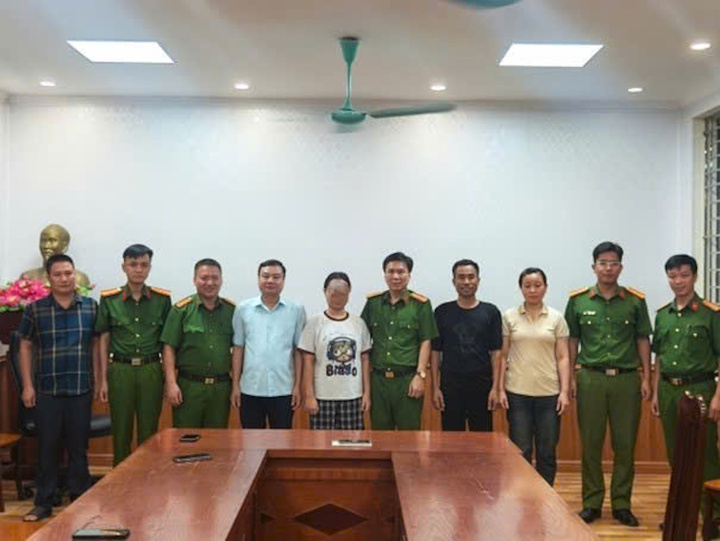 Công an xã Thanh Lâm và Phòng Cảnh sát hình sự giải cứu thành công Đ.T.K.P (áo trắng) và bàn giao cho gia đình.