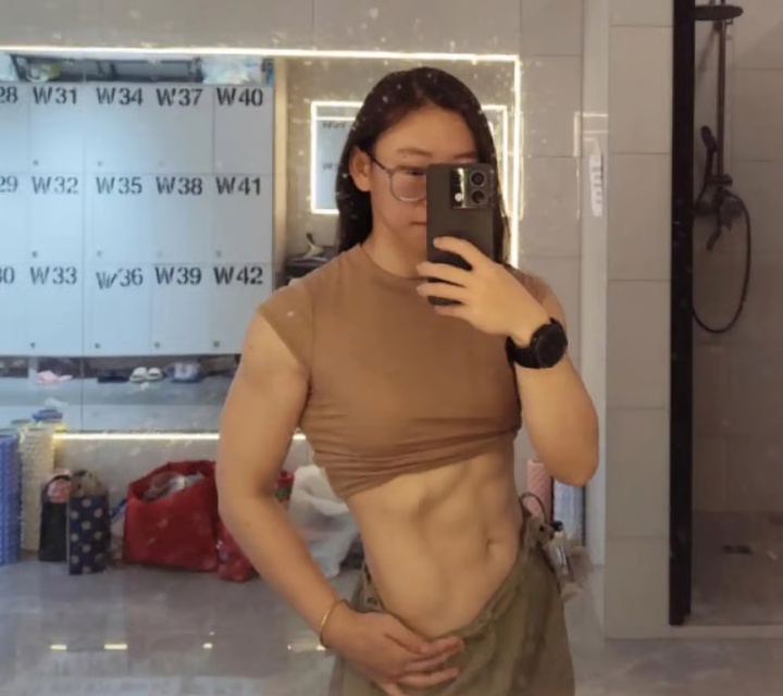 Yanyan cho biết thân hình khỏe mạnh, cơ bắp giúp cô thực hiện nhiệm vụ tốt hơn. (Ảnh: Baidu)