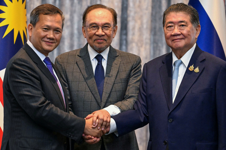 Thủ tướng Campuchia Hun Manet, Thủ tướng Malaysia Anwar Ibrahim và Quyền Thủ tướng Thái Lan Phumtham Wechayachai (Ảnh: Reuters)