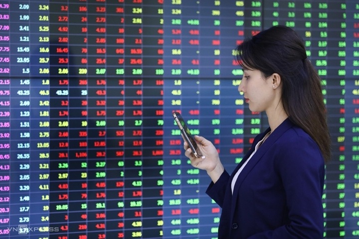 Chứng khoán vượt đỉnh lịch sử: Hôm nay tiếp tục tăng, lập kỷ lục mới 1.600 điểm?