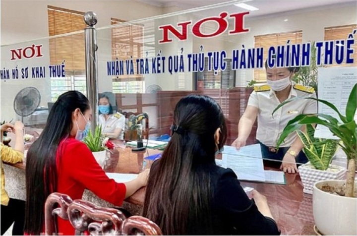 Nhiều chuyên gia đề xuất giảm mức 35% thuế thu nhập cá nhân. (Ảnh minh họa: Tạp chí Tài chính).