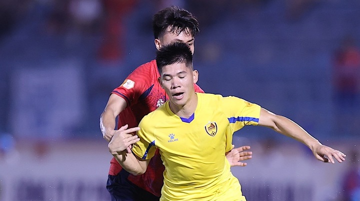 CLB Quảng Nam (áo vàng) nhiều khả năng vẫn dự V.League.