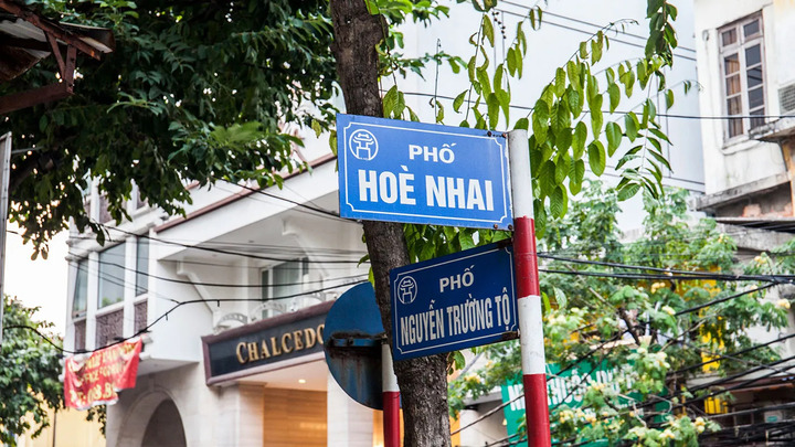 Tên gọi phố Hòe Nhai có nghĩa là con đường trồng cây hòe ở bến sông. (Ảnh: Vietnam Heritage)