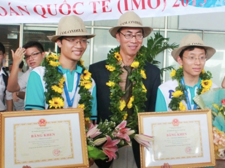 TS Lê Bá Khánh Trình cùng 2 học sinh đoạt huy chương vàng Olympic Toán quốc tế năm 2013 (Ảnh: L.P).
