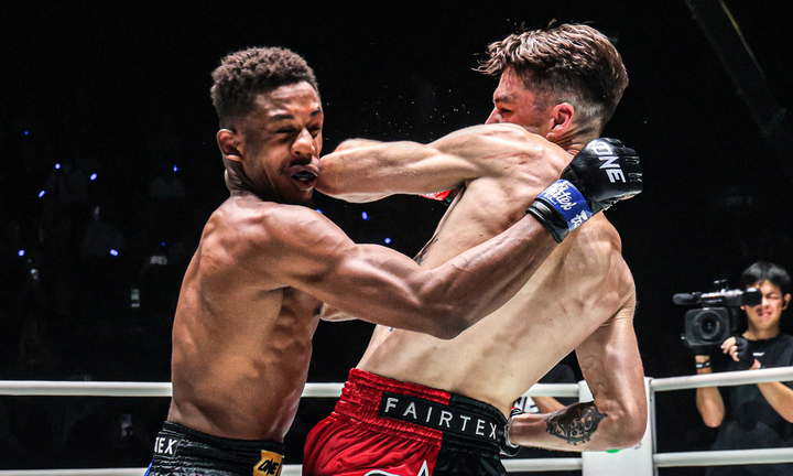 Tyson Harrison (bên phải) hạ gục Kendu Irving trong hiệp một.