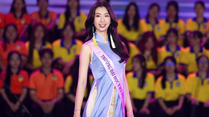 Ngay từ đầu cuộc thi, Quỳnh Anh đã là gương mặt nhận được nhiều chú ý với nhan sắc ngọt ngào. Đặc biệt, người đẹp 21 tuổi này còn có thành tích học tập đáng nể.