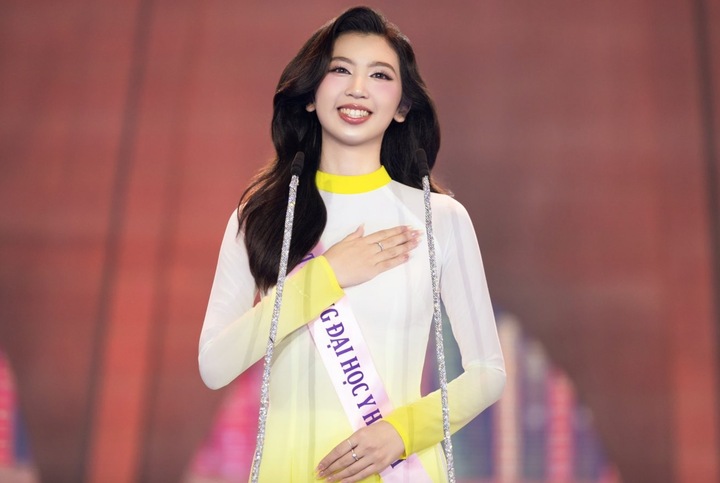 Trong khoảnh khắc đăng quang, Đặng Quỳnh Anh chia sẻ: "Tôi là tân Hoa khôi sinh viên Việt Nam 2024, sẽ luôn cố gắng để hoàn thành sứ mệnh của mình để trở thành một trí thức trẻ, một người phụ nữ Việt Nam hội tụ bản lĩnh, trí tuệ, tài năng và nhan sắc".