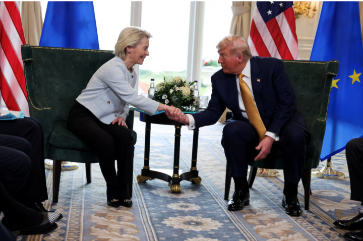 Tổng thống Donald Trump bắt tay Chủ tịch Ủy ban Châu Âu Ursula von der Leyen, tại Turnberry, Scotland, Anh, ngày 27/7.