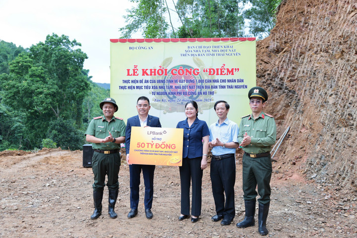 Ông Hồ Nam Tiến, Phó Chủ tịch Thường trực HĐQT LPBank, trao tặng 50 tỷ đồng cho tỉnh Thái Nguyên.