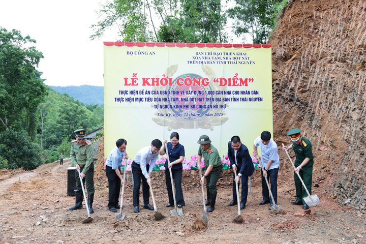 Lãnh đạo Bộ Công an, tỉnh Thái Nguyên và LPBank thực hiện nghi thức động thổ xây dựng những căn nhà đầu tiên cho người dân trên địa bàn.