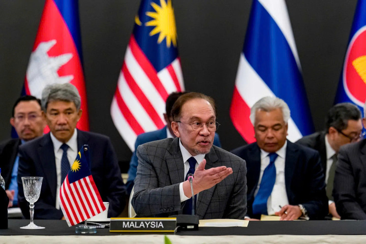 Thủ tướng Malaysia Anwar Ibrahim trình bày tại cuộc đàm phán ngừng bắn giữa Thái Lan và Campuchia. (Ảnh: Văn phòng Thủ tướng Malaysia)