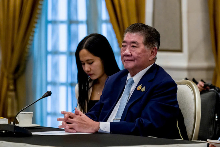 Quyền Thủ tướng Thái Lan Phumtham Wechayachai lắng nghe các bên trao đổi. (Ảnh: Văn phòng Thủ tướng Malaysia)