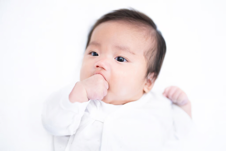 Các bác sỹ cho biết trẻ dưới 1 tuổi mút ngón tay là hoàn toàn bình thường. (Ảnh: Shutterstock)
