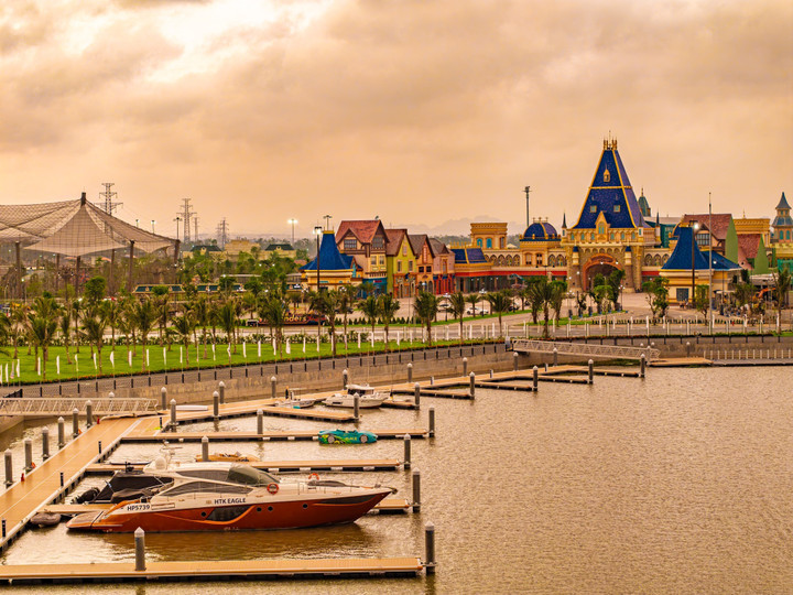 Bến du thuyền mang đến hành trình du ngoạn vịnh Hạ Long, Lan Hạ, đảo Cát Bà bằng phương tiện siêu sang.