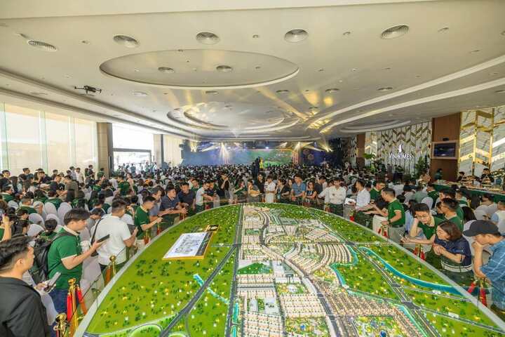 Sự kiện giới thiệu dự án Vinhomes Golden City và ra mắt phân khu Mặt Trời thu hút hàng nghìn nhà đầu tư.