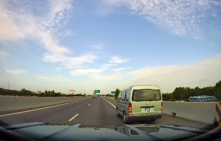 Hình ảnh xe ô tô biển xanh vi phạm bị người dân ghi lại.