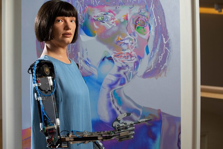 Ai-Da Robot đầu tiên trên thế giới vẽ những bức tranh thật. (Nguồn: Artreview)