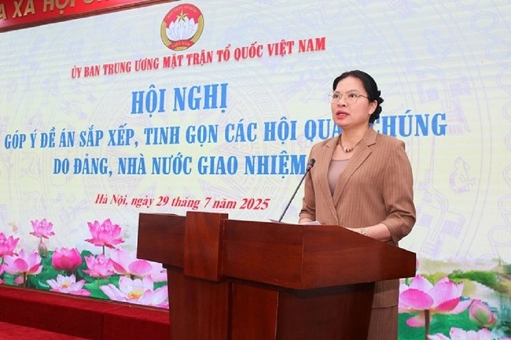 Phó Chủ tịch Ủy ban Trung ương MTTQ Việt Nam Hà Thị Nga phát biểu tại hội nghị. (Ảnh: Quang Vinh/VNN)