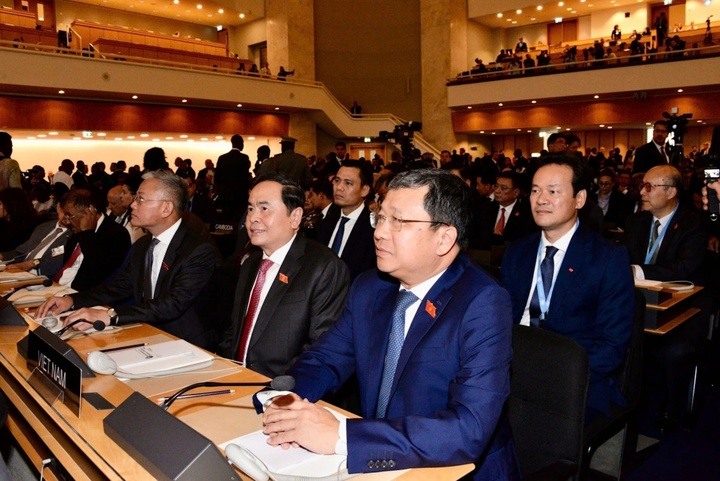 Đoàn đại biểu cấp cao Quốc hội Việt Nam do Chủ tịch Quốc hội Trần Thanh Mẫn dẫn đầu tham dự hội nghị.