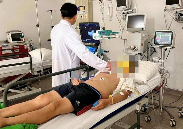 Bác sĩ khám cho bệnh nhân S. (Ảnh: BSCC)