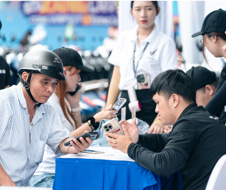 Người dân tìm hiểu thông tin mua xe máy điện tại các sự kiện kích cầu xe điện tổ chức ở TP.HCM trong thời gian gần đây.